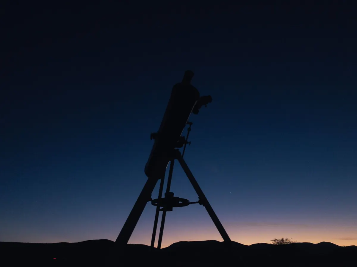 Refractor vs reflector telescopes: which is better for UK beginners?